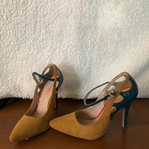 New Andrea mustard/turquoise heels!
